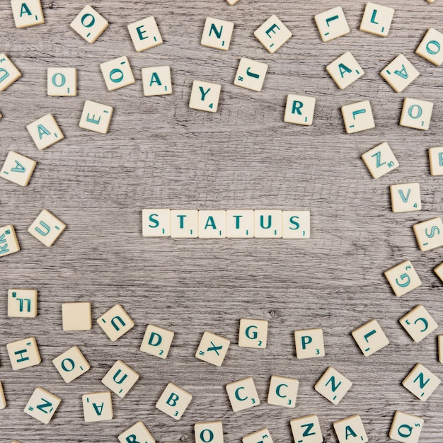 Letters die het woord status vormen