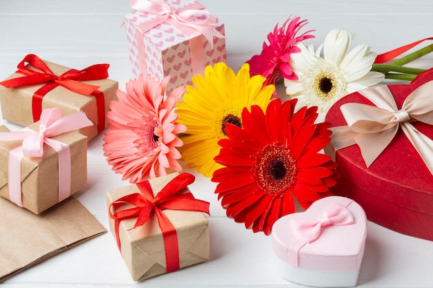 Leuk arrangement met bloemen en geschenkdozen