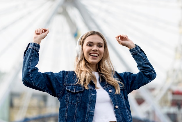 Gratis foto leuk blond meisje en wazig reuzenrad