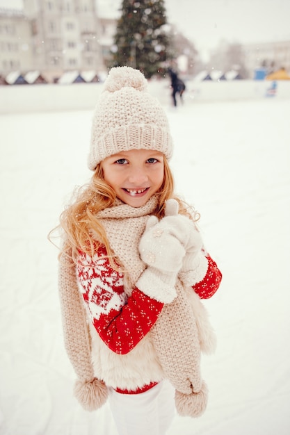 Leuk en mooi meisje in een winterstad