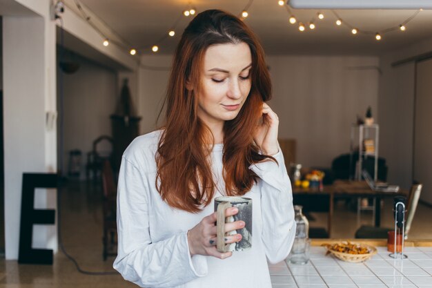 Leuk en mooi tienerportret dat koffie drinkt