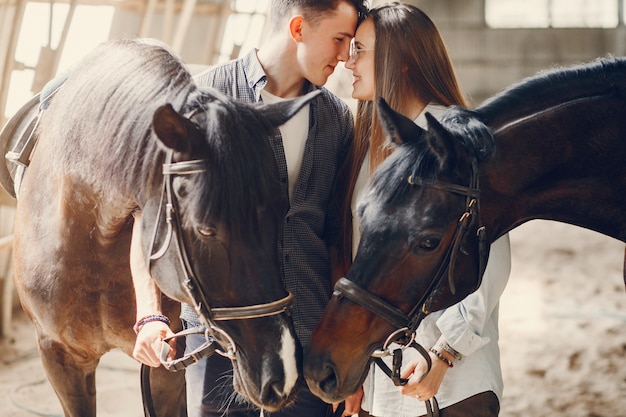 Gratis foto leuk houdend van paar met paard op boerderij