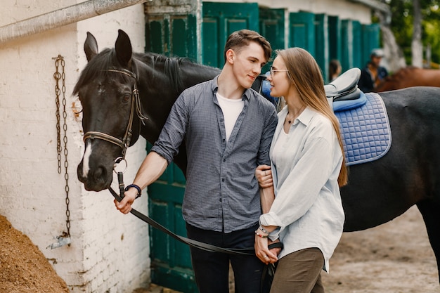 Leuk houdend van paar met paard op boerderij