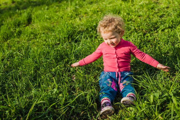 Leuk kind dat in het gras geniet