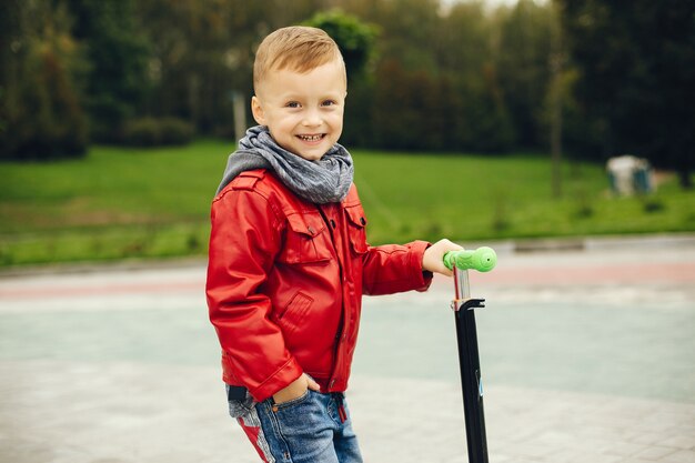 Leuk kind in park het spelen op een gras