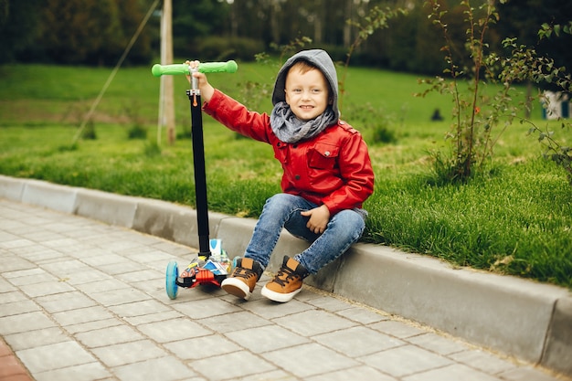 Leuk kind in park het spelen op een gras