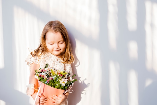 Gratis foto leuk litte bruidsmeisje