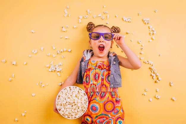 Gratis foto leuk meisje dat popcorn eet