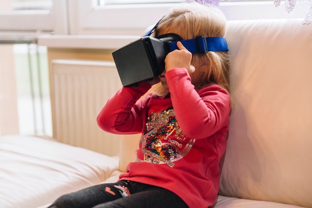 Leuk meisje in VR-bril