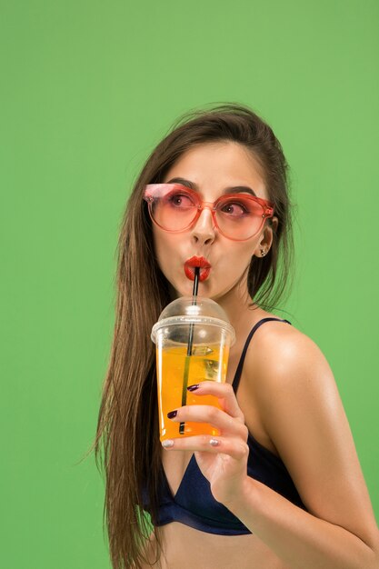 Leuk meisje in zwembroek poseren in studio. Zomer portret Kaukasische tiener