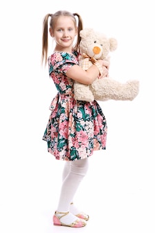 Leuk meisje met haar teddybeer