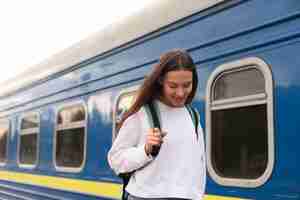 Gratis foto leuk meisje op het station naar beneden te kijken