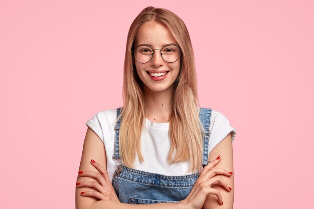 Leuk opgetogen blanke vrouw