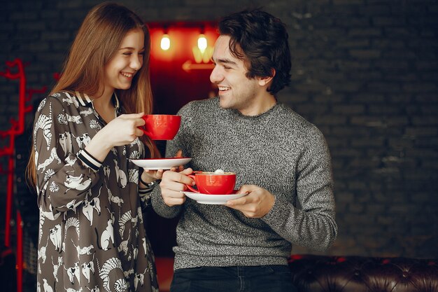 Leuk paar brengt tijd door in een café