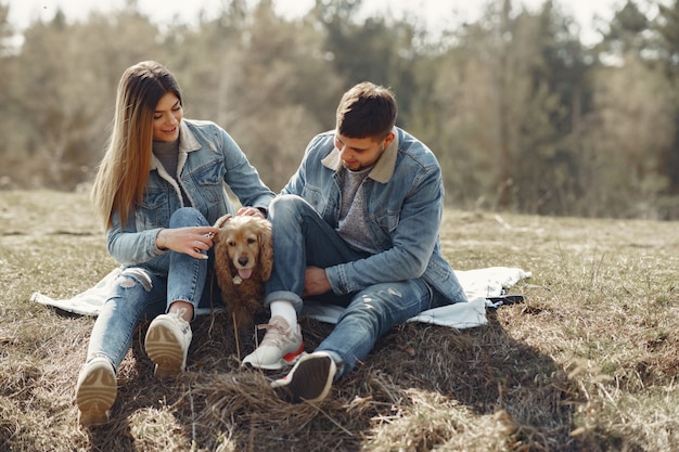 Gratis foto leuk paar in jeanskleren in een de lentegebied