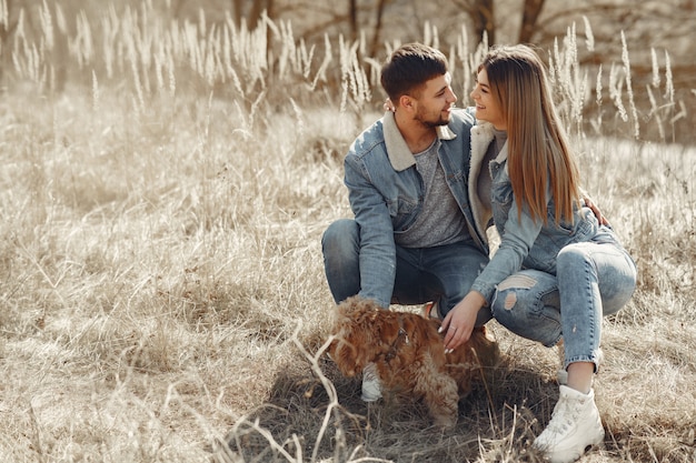 Gratis foto leuk paar in jeanskleren in een de lentegebied