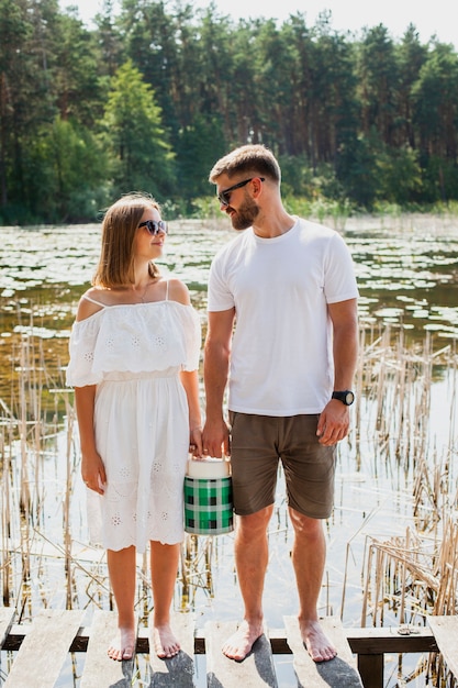 Leuk paar op een picknickdag buiten