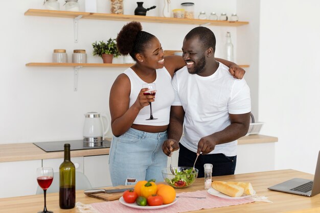 Gratis foto leuk stel dat in de keuken blijft