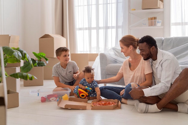 Gratis foto leuk stel dat zich klaarmaakt om met hun kinderen te verhuizen