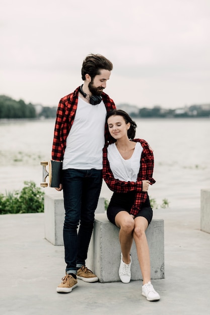 Leuk stel in bijpassende outfits