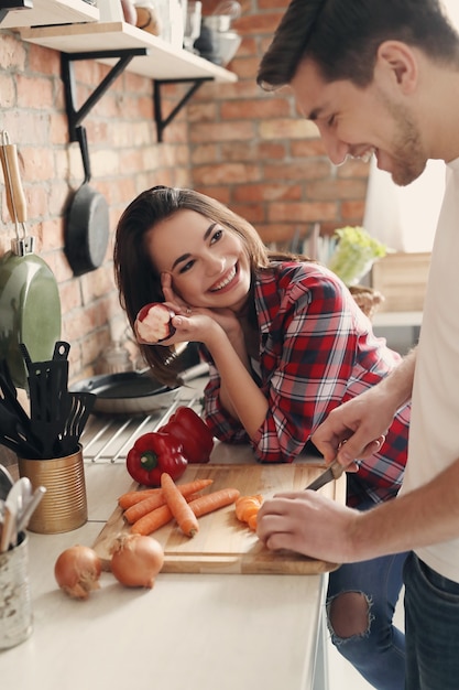 Leuk stel in de keuken