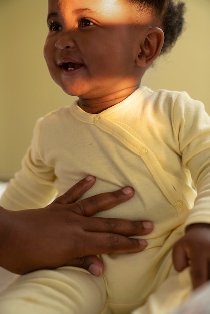 Leuk zwart babyportret thuis