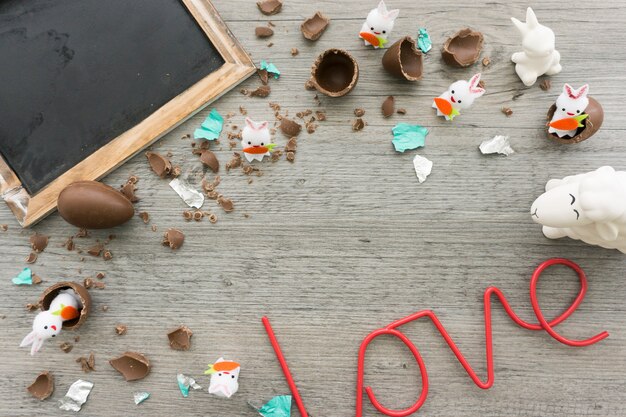 Leuke achtergrond met chocolade en Pasen konijnen