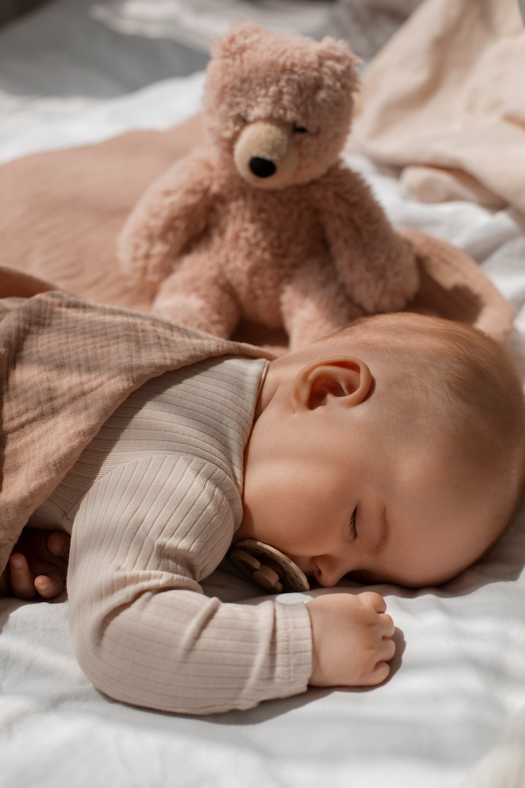 Gratis Foto leuke baby met een knuffeldier.