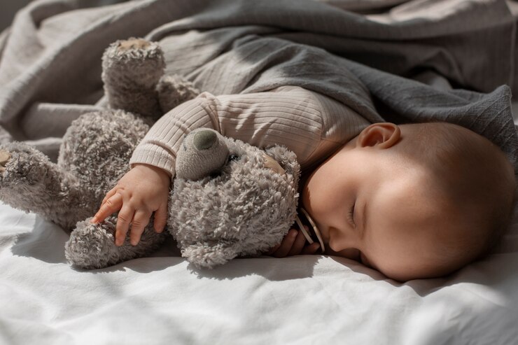 Gratis Foto leuke baby met een knuffeldier.