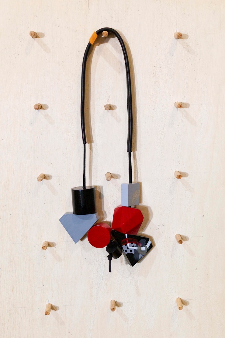Gratis Foto leuke bewerkte ketting met abstracte stukjes