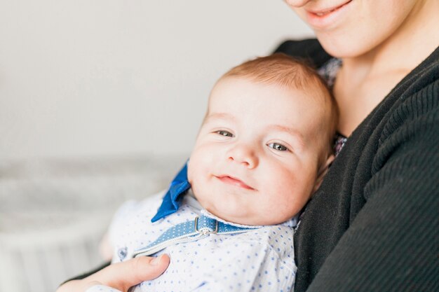 Leuke en elegante baby die vlinderdas draagt