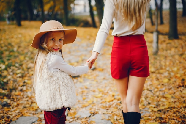 Leuke en stijlvolle familie in een herfst park