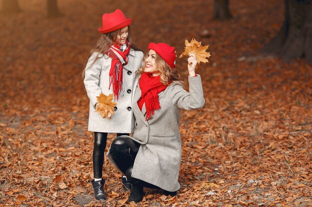 Leuke en stijlvolle familie in een herfst park