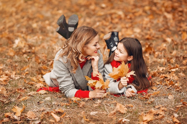 Leuke en stijlvolle familie in een herfst park