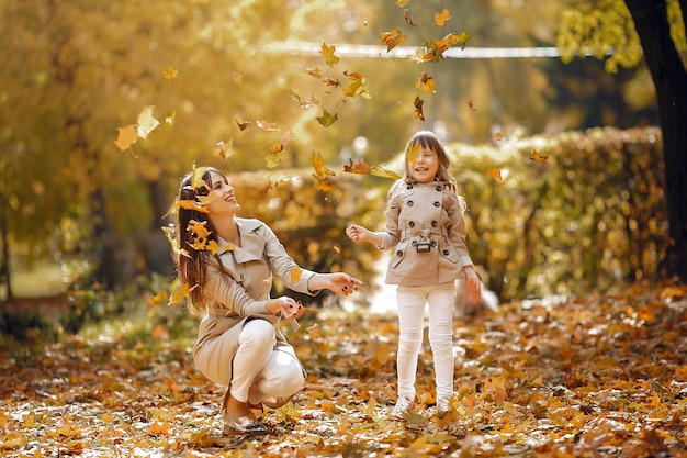 Leuke en stijlvolle familie in een herfst park