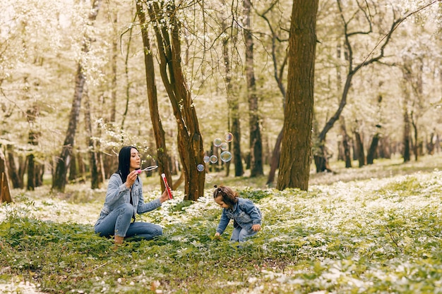 Gratis foto leuke en stijlvolle familie in een voorjaarspark