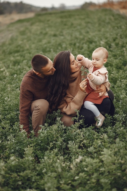 Leuke en stijlvolle familie spelen in een veld