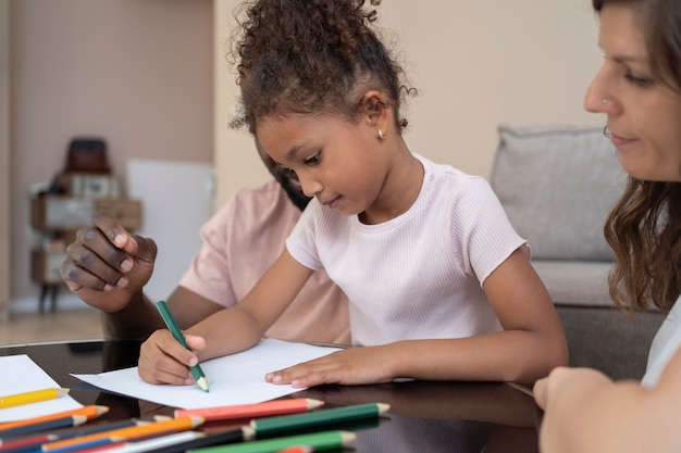 Leuke familie die quality time samen thuis doorbrengt