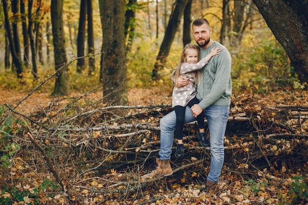 Leuke familie spelen in een herfst park