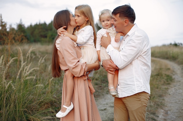 Gratis foto leuke familie spelen in een herfst veld