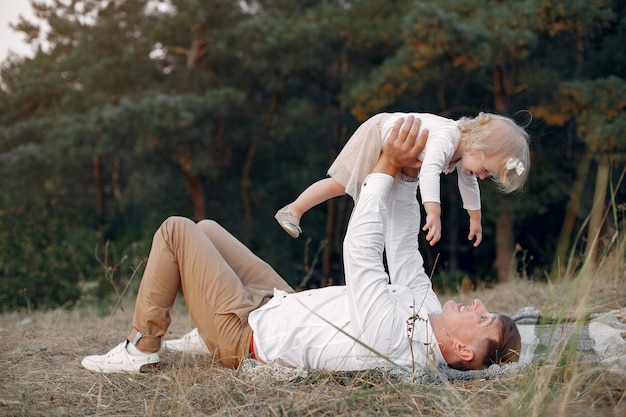 Leuke familie spelen in een herfst veld