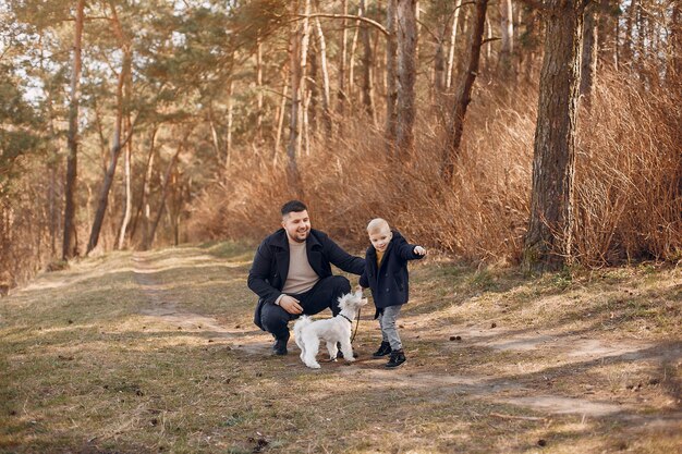 Leuke familie spelen in een park