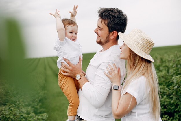 Leuke familie spelen in een zomer veld