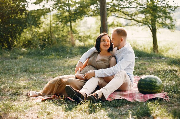 Leuke familie tijd doorbrengen in een zomer veld