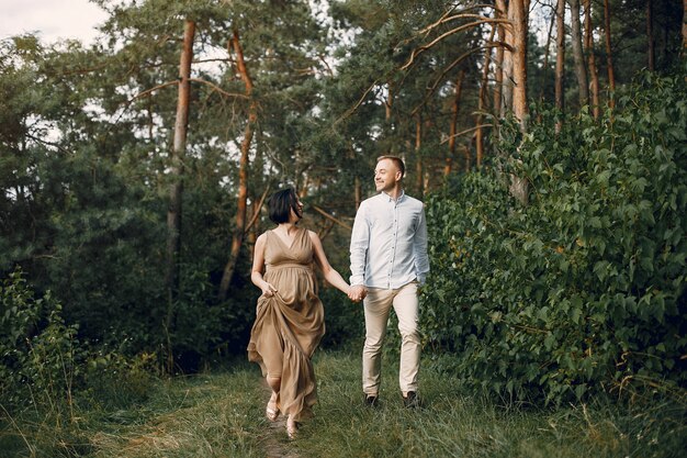 Leuke familie tijd doorbrengen in een zomer veld