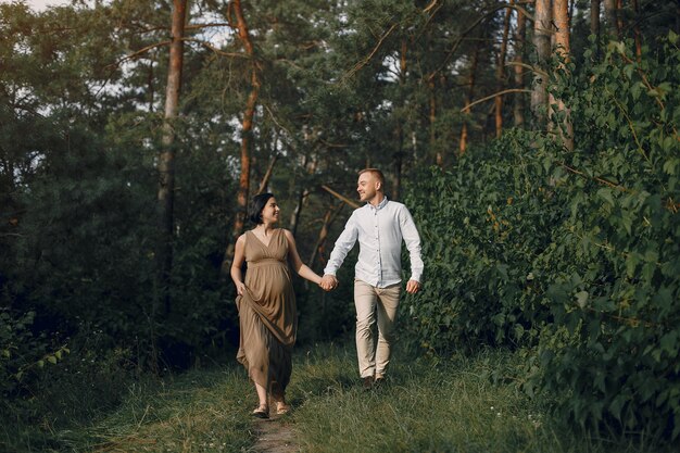 Leuke familie tijd doorbrengen in een zomer veld