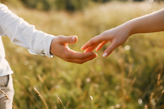 Leuke familie tijd doorbrengen in een zomer veld