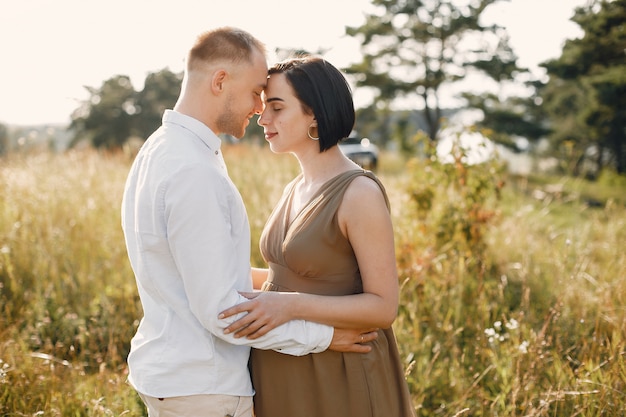 Leuke familie tijd doorbrengen in een zomer veld