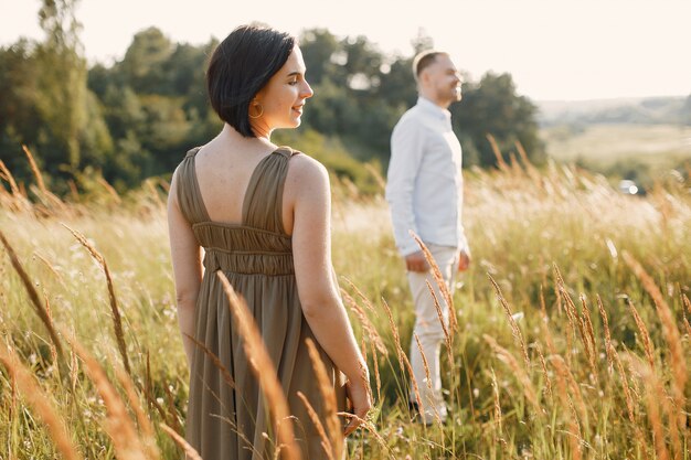 Leuke familie tijd doorbrengen in een zomer veld