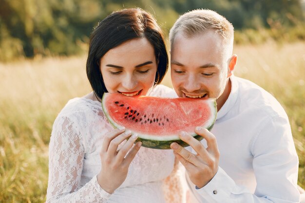 Leuke familie tijd doorbrengen in een zomer veld